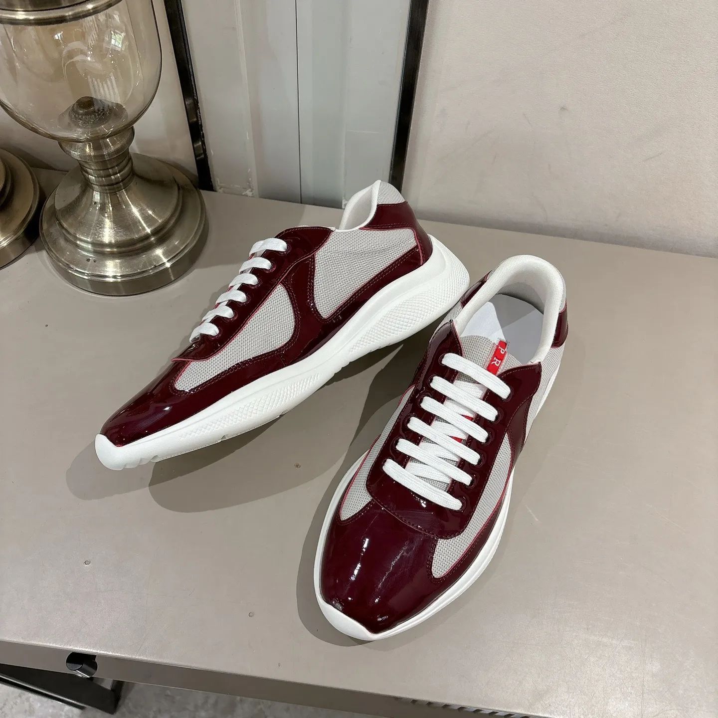 👟👟Ex-factory price 520👟👟 (Top version) Prada casual sports shoes, fashionable thick-soled casual loafers, unique taste, loved by everyone and easy to control, popular every year. There is also a versatile classic shoe last, which is enough to conquer you, wear it, increase the height and casualness, simple and handsome on the feet. The fabric is imported patent leather, the inner foot pad is soft and delicate, and the breathable mesh fabric is comfortable, ip Foam mold anti-slip lightweight outsole